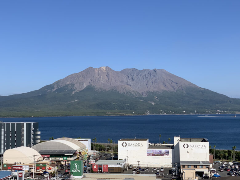 青空の下、桜島が。
